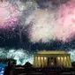 Kembang api menghiasi langit di dekat Lincoln Memorial pada perayaan Hari Kemerdekaan Amerika Serikat atau dikenal sebagai Fourth of July di Washington, DC, Kamis (4/7/2019). Perayaan Empat Juli ini mengenang deklarasi kemerdekaan Amerika dari Inggris pada tahun 1776. (AP Photo/Alex Brandon)