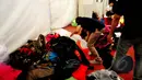 Seorang Kru terlihat sedang merapikan kostum yang akan dikenakan para pengisi acara SCTV Music Awards 2015, Jakarta, Rabu (6/5/2015). Sejumlah musisi dan aktris tanah air dipastikan akan memeriahkan acara tersebut.  ( Liputan6.com/Faisal R Syam)