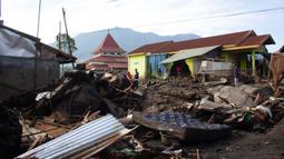 Pencarian korban dilakukan di sekitar sungai dan reruntuhan bangunan yang ada di desa-desa terdampak banjir bandang yang menghantam beberapa wilayah di sekitar Gunung Marapi pada akhir pekan lalu. (AP Photo/ Fachri Hamzah)