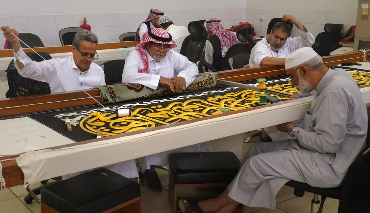 Pekerja menyulam kaligrafi Islam menggunakan benang perak murni atau benang perak berlapis emas pada tahap akhir pembuatan Kiswah Kabah di Mekah, Arab Saudi, 6 Juli 2022. Jemaah haji berkumpul di Kota Suci Mekah untuk haji terbesar sejak pandemi virus corona COVID-19. (AP Photo/Amr Nabil)
