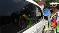 Polisi memberhentikan kendaraan saat pengendalian mobilitas ganjil genap pengunjung TMII di Jalan Pintu 1 TMII, Jakarta Timur, Sabtu (18/9/2021). Pembatasan mobilitas pada TMII dan Taman Impian Jaya Ancol dilakukan pada hari Jumat-Minggu mulai pukul 12.00-18.00 WIB. (Liputan6.com/Herman Zakharia)