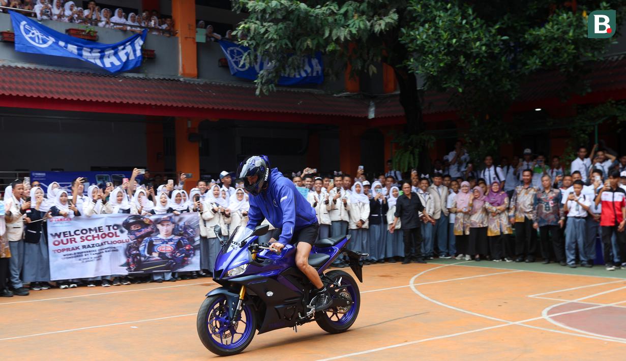 Pembalap rookie Prima Pramac Racing, Toprak Razgatlioglu, terpukau dengan sambutan luar biasa dari siswa SMK Negeri 39 Jakarta, Cempaka Putih, Jakarta Pusat, Selasa (20/1/2026). (Bola.com/M Iqbal Ichsan)