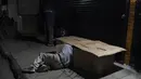 David Hernandez, seorang pria tunawisma berusia 62 tahun, merangkak ke tempat tidurnya yang terbuat dari kardus di Los Angeles, Rabu malam (14/12/2022). Tunawisma tersebut juga menjadi masalah utama di kota-kota besar lainnya seperti San Fransisco. (AP Photo/Jae C. Hong)