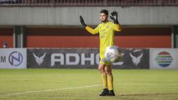 Adilson Maringa juga tak terlihat di bawah mistar gawang Arema FC. Pelatih Eduardo Almeida harus memasang Teguh Amiruddin. Untungnya, ia mampu tampil gemilang untuk tetap membuat gawang Singo Edan tetap perawan. (Bola.com/Bagaskara Lazuardi)