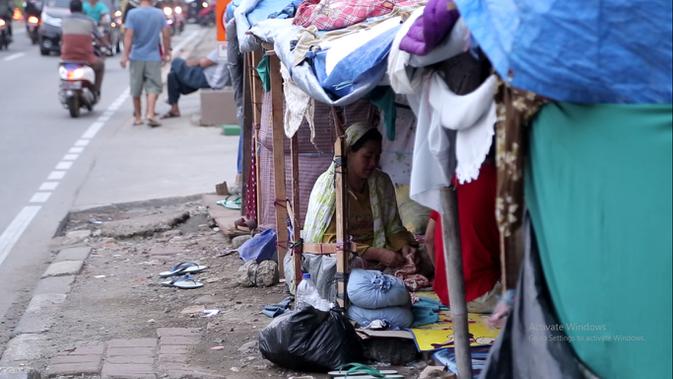 Kemah-kemah pengungsi dari Afrika dan Asia Selatan di trotoar depan Rumah Detensi Imigrasi Kalideres, Jakarta Barat (4/4/2018) (Muhammad Husni Mubarok/Liputan6.com)