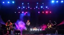 Grup musik legendaris Tanah Air itu menggebrak panggung festival musik rock sekitar satu jam. 12 lagu dibawakan yang sudah tak asing lagi. Seperti lagu Kehidupan, Cermin, Bus Kota, Rumah Kita, Syair Kehidupan. (Bambang E. Ros/Bintang.com)