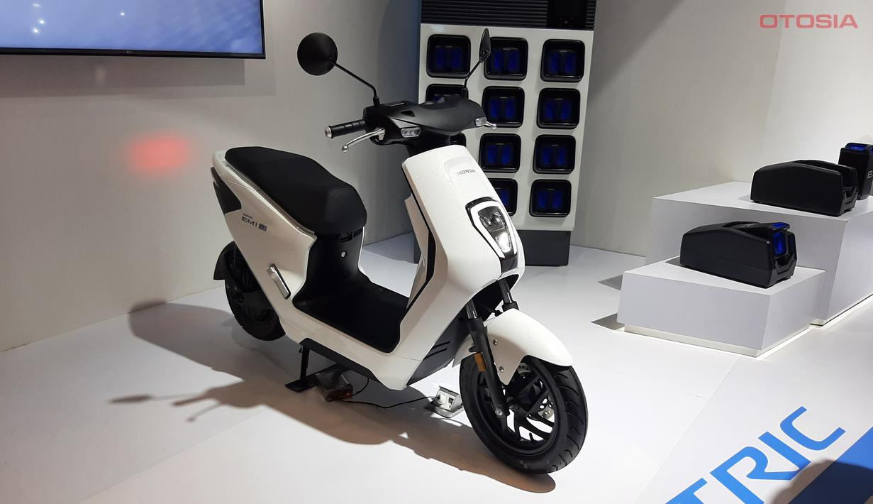 Honda EM1 e: merupakan urban scooter yang didisain untuk pasar Eropa. Motor ini hadir dengan desain minimalis namun tetap terlihat futuristis. Desain kompak dengan postur yang tidak terlalu tinggi akan memberikan berkendara yang mudah dan menyenangkan. Bagian depan motor ini dilengkapi dengan sistem penerangan full LED mulai dari lampu senja, lampu utama, hingga lampu sein.