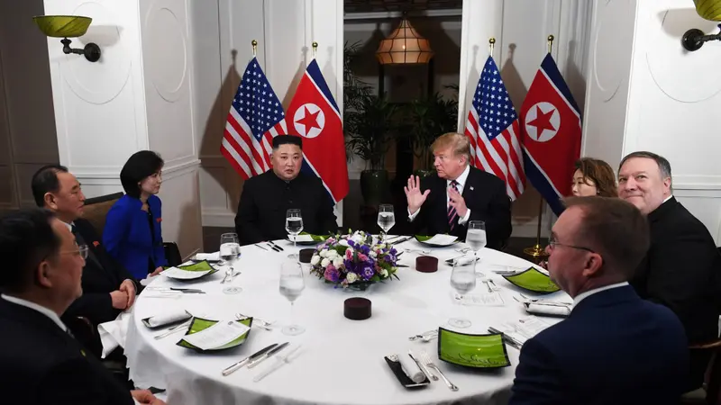 Pemimpin Korea Utara Kim Jong-un (kiri) dalam jamuan makan malam bersama Presiden AS Donald Trump (kanan) di Sofitel Legend Metropole Hanoi, 27 Februari 2019 (AFP)