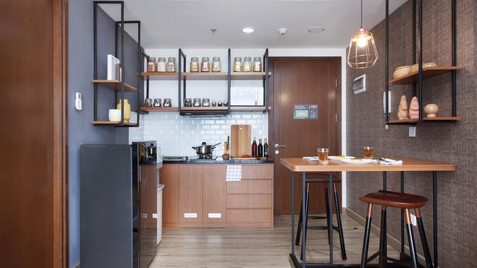 Ilustrasi ruang makan sekaligus dapur. (dok. Dekoruma/Dinny Mutiah)