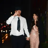 Chris Martin menemani Dakota Johnson saat pemutaran pertama filmnya, The Lost Daughter. (Twitter/ @dakotaj_updates)