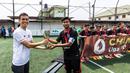 Pemenang mendapatkan piala saat laga final Pertamax Liga Ayo Mini Football Tangerang di Lapangan Sabnani Park, Tangerang, Minggu (25/8). PSPG berhasil menang atas Persepon melalui adu penalti. (Dokumentasi)