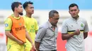Pelatih Persikabo 1973, Aji Santoso (dua kanan), setelah pertandingan pekan ke-9 BRI Liga 1 2023/2024 melawan Madura United yang berlangsung di Stadion Wibawa Mukti, Sabtu (20/8/2023). (Bola.com/Abdul Aziz)