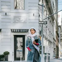 Studi menunjukkan bahwa perjalanan jauh ini bukan hanya menyita waktu, tetapi juga mempengaruhi kesehatan mental dan fisik pekerja. [pexels/keira burton].