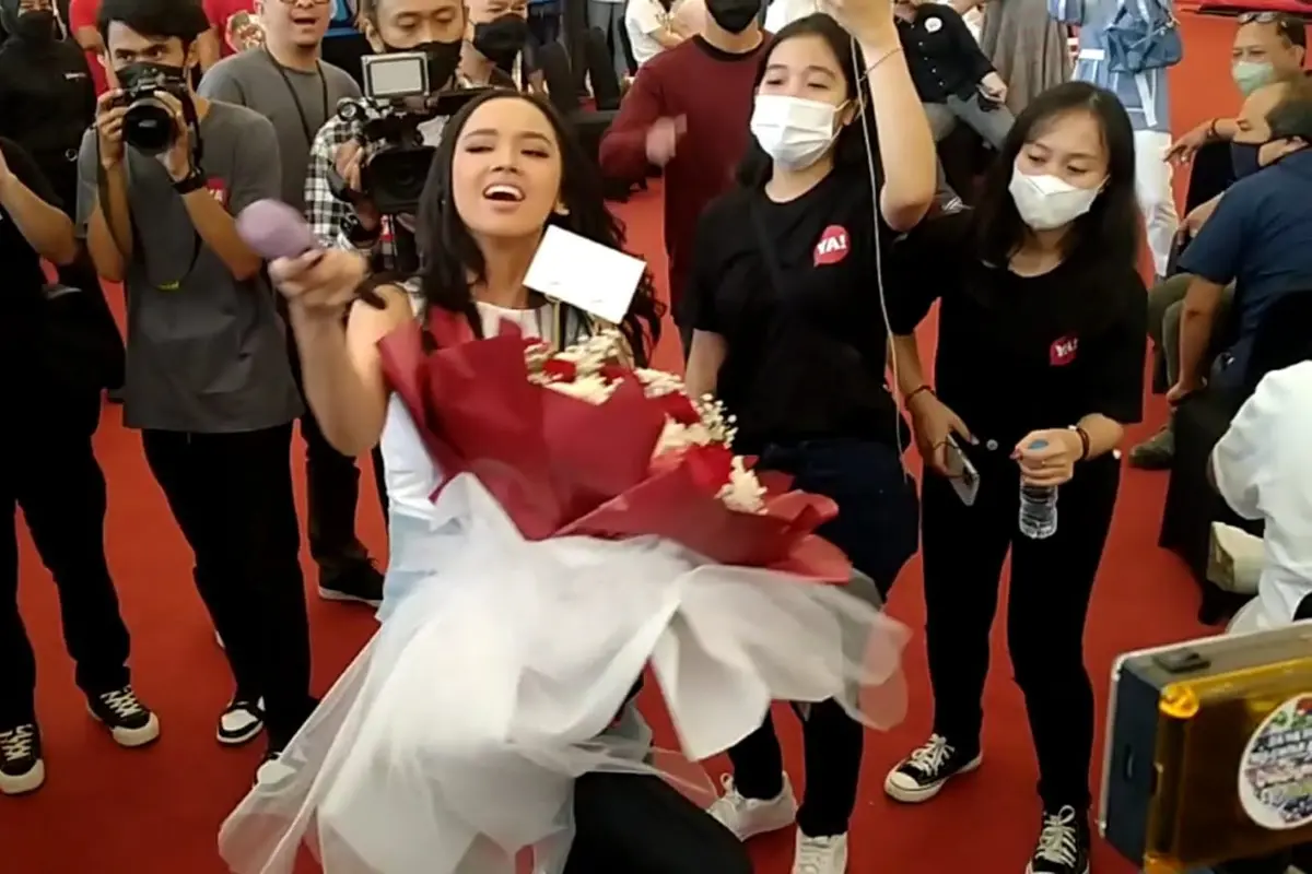 Lyodra disambut meriah dalam acara pembukaan outlet Ramen YA! yang ke 50 di Emporium Pluit, Jakarta Utara pada Minggu (21/8/2022).