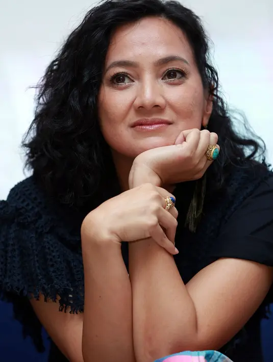 Pemeran berdarah Aceh kelahiran Jakarta itu memerankan sosok mendiang yang penyabar. Dalam novel yang digambarkan, cara wanita tangguh itu mempertahankan keutuhan rumah tangganya, saat ada wanita lain yang hadir. (Deki Prayoga/Bintang.com)