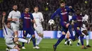 Bek Barcelona, Gerard Pique, menahan tendangan bek Chelsea, Cesar Azpilicueta, pada laga Liga Champions di Stadion Camp Nou, Barcelona, Rabu (14/3/2018). Menang 3-0, Barcelona lolos dengan agregat 4-1 atas Chelsea. (AFP/Josep Lago)