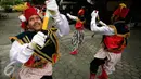 Aksi seorang penari membawakan tarian Badui Al Muin pada Gelar Seni taman Budaya Yogyakarta, Jumat (18/3). Gelar seni yang menampilkan kesenian tradisonal kabupaten-kota Se DIY akan berlangsung hingga 20 Maret 2016. (Liputan6.com/Boy Harjanto)