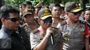 Kapolri Jenderal Tito Karnavian memberikan keterangan di lokasi ditemukannya bom aktif di Tangerang Selatan (Tangsel), Banten, Rabu (21/12). Selain menemukan tiga bom aktif, polisi juga mendapati bom pipa berada dalam ransel. (Liputan6.com/Helmi Afandi)