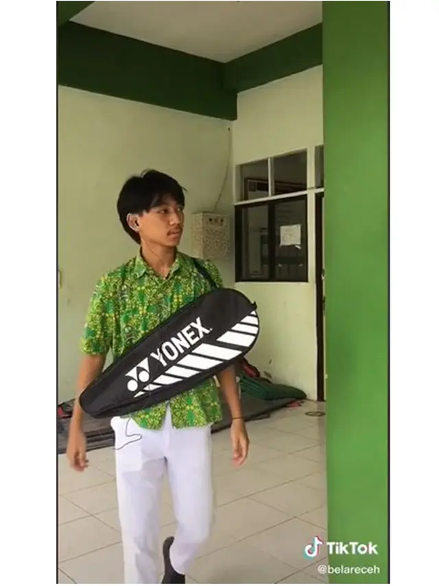 Kelakuan Kocak Anak Sekolah Saat Dilarang Pakai Ransel, Ini 8 Benda yang Dibawa