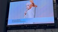 Foto wajah Ayu Widyaningrum muncul di salah satu billboard Times Square New York City, AS dengan keterangan terdiri tiga kata: Indonesian Innovator Doctor. (Foto: Dok. Instagram @drayuwidya_esthetic)