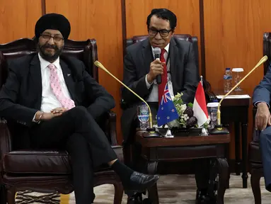Wakil Ketua DPD Nono Sampono (kanan) berbincang dengan anggota Parlemen Manukau Timur, Selandia Baru, Kanwaljit Singh Bakshi (kiri) saat menggelar pertemuan di Kompleks Parlemen, Jakarta, Selasa (19/11/2019). Pertemuan itu untuk meningkatkan hubungan antara DPD dua negara. (Liputan6.com/JohanTallo)