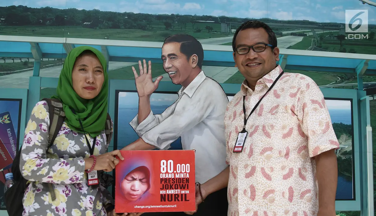 Direktur Eksekutif ICJR Anggara bersama Direktur LBH APIK Jakarta Siti Mazuma foto dengan petisi Koalisi Save Ibu Nuril usia mendatangi Kantor Staf Presiden (KSP) di Jakarta, Senin (19/11). (Liputan6.com/Herman Zakharia)