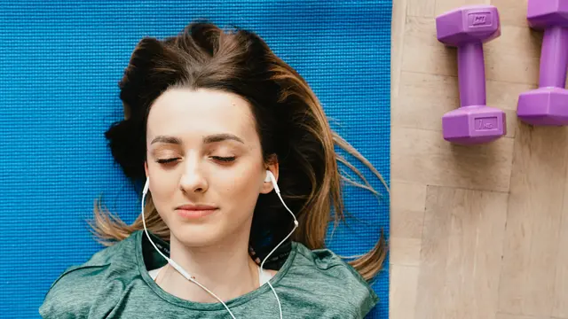 Ilustrasi menggunakan earphone