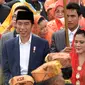 Tarian menyambut kedatangan Jokowi dan rombongan. Tarian terus mengiringi hingga Presiden Jokowi masuk ke tenda besar. Keduanya disambut oleh keluarga Bobby seperti Raja. (Deki Prayoga/Bintang.com)