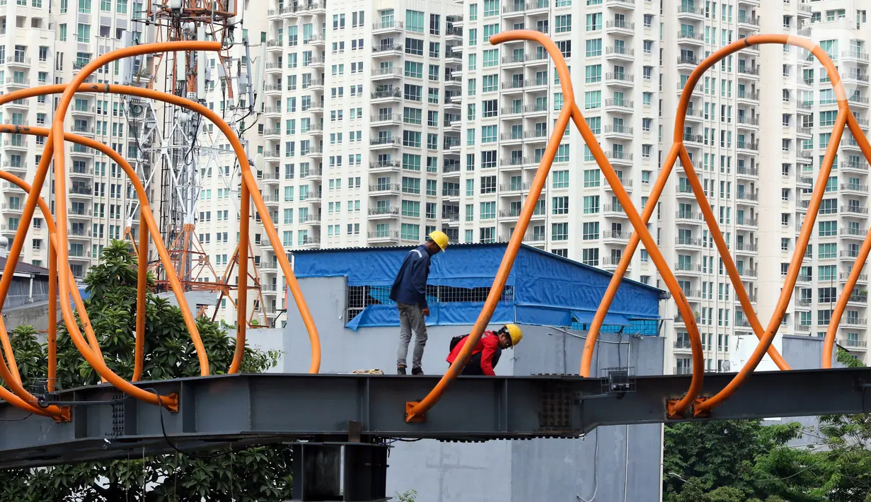 Pekerja menyelesaikan pembangunan jembatan penyeberangan orang (skywalk) di kawasan Kebayoran Lama, Jakarta, Rabu (2/11/2022). Pengerjaan skywalk sepanjang 500 meter dengan desain cahaya artistik dan dilengkapi fasilitas lift nantinya mengintegrasikan Stasiun Kebayoran dengan Halte Transjakarta Koridor 8 dan Koridor 13. (Liputan6.com/Herman Zakharia)