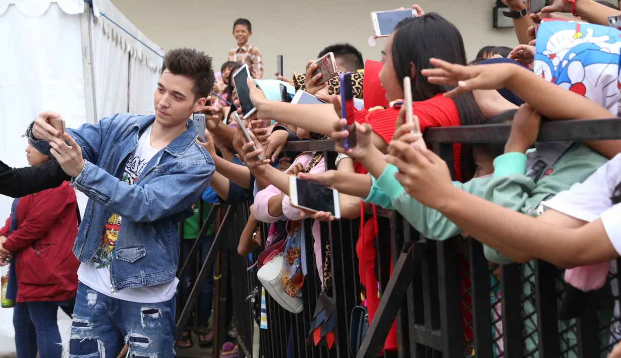 "Ya buat gue itu lucu, karena setau gue, Stefan itu selalu hafal dialog. Namun kali ini, ia nggak tahu kalu lagi di Yogya, terus bilang mau ke Yogya," sambungnya. (Nurwahyunan/Bintang.com)