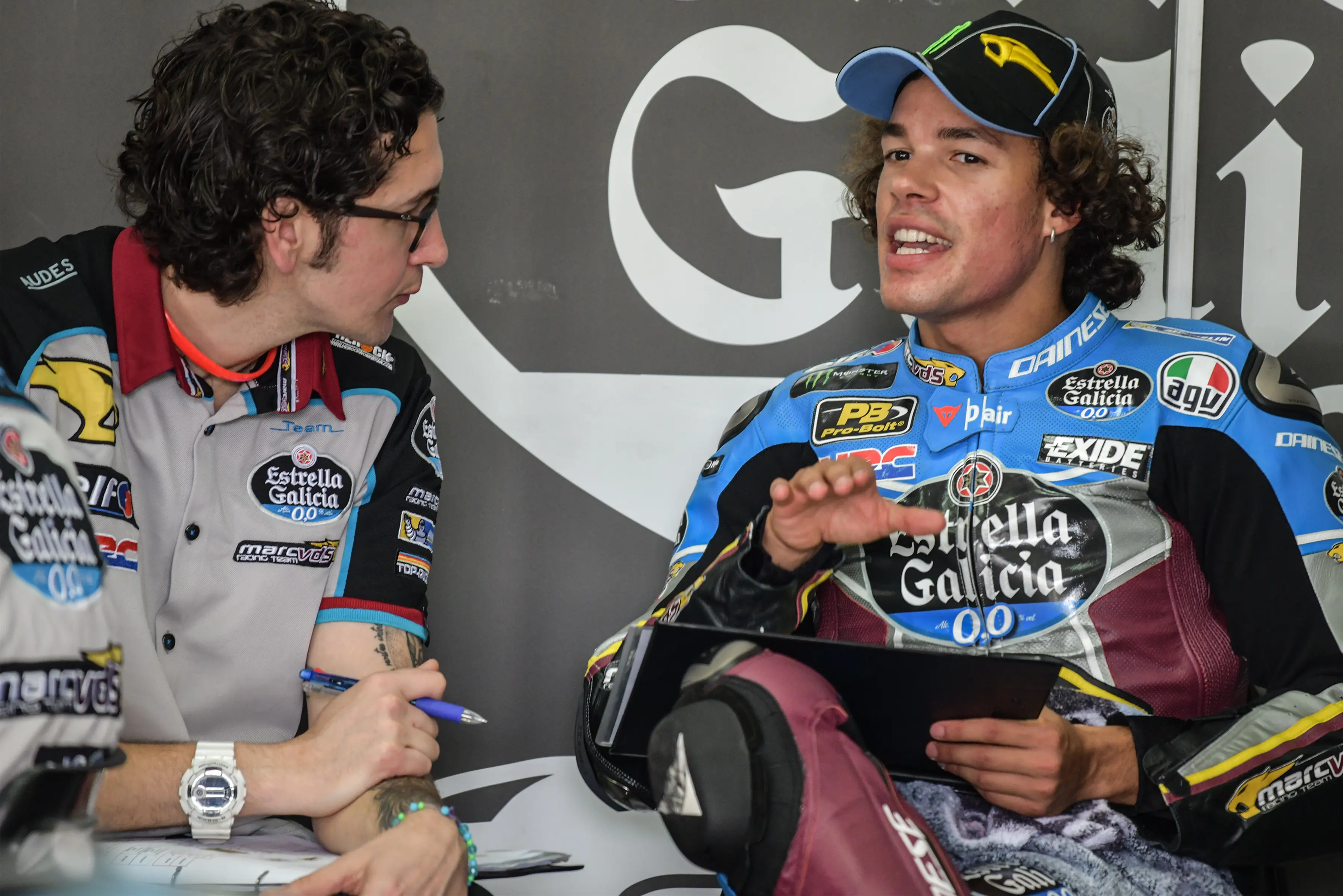 Pembalap Marc VDS, Franco Morbidelli berdiskusi dengan krunya usai tes pramusim MotoGP 2018 di Sirkuit Sepang, Malaysia, Minggu (28/1/2018). (MOHD RASFAN / AFP)