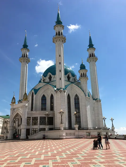 Salah satu masjid terbesar di Eropa bernama Kul Sharif yang terletak di Kazan, Rusia. Masjid ini tak hanya dikunjungi warga yang ingin beribadah, tapi juga turis-turis dari berbagai daerah lain. (AP Photo/Tales Azzoni)