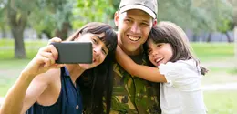 Sahabat Fimela, foto keluarga yang terlihat spontan justru sering terasa lebih natural dan penuh cerita dibanding pose yang terlalu formal. f[Dok/freepik.com/pchvector]