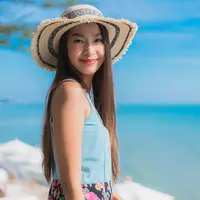 ilustrasi perempuan tersenyum di pantai/photo created by lifeforstock - www.freepik.com