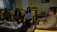 3 Mahasiswa USU yang diundang PBB ke London, Inggris, menemui Plt Gubernur Sumatera Utara Tengku Erry Nuradi. (Reza Perdana/Liputan6.com)