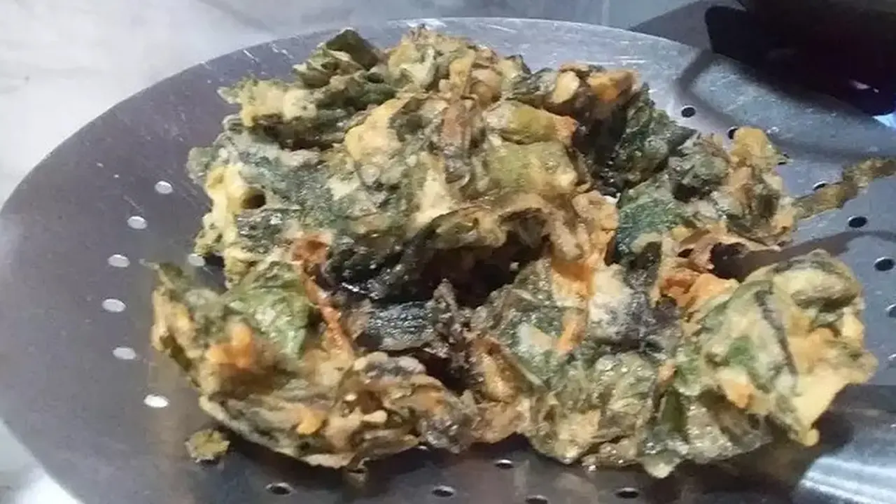 3 Resep Praktis Kreasi Daun Singkong, Bakwan sampai Lodeh