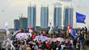 Nelayan Muara Angke menduduki salah satu pulau hasil reklamasi Teluk Jakarta, Minggu (17/4/2016). Penyegelan Pulau G sebagai bentuk penolakan kebijakan reklamasi Pemerintah Provinsi DKI Jakarta. (Liputan6.com/Yoppy Renato)