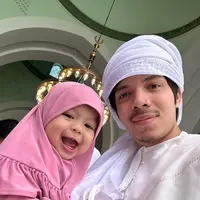 Pasangan selebriti Aurel Hermansyah dan Atta Halilintar sedang menjalankan ibadah umrah. Tidak hanya penampilan Aurel dan Atta yang berbeda, tapi juga penampilan putrinya Ameena Hanna Nur Atta pun tak luput dari perhatian. [Instagram/attahalilintar]
