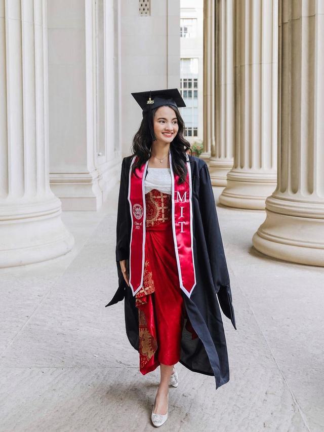 6 Momen Kelulusan Sabrina Anggraini dari MIT, Didampingi Belva Devara