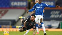 Gelandang Everton, Abdoulaye Doucoure (Kanan) harus berjibaku berebut bola dengan striker Manchester City, Gabriel Jesus, pada laga lanjutan Liga Inggris, di stadion Goodison Park, Kamis (18/2/2021) dini hari WIB.  (AFP / Jon Super)