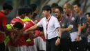 Pelatih kepala Timnas Indonesia U-19, Shin Tae-yong menyalami pemain Timnas Indonesia U-19 saat matchday keempat Grup A Piala AFF U-19 2022 antara Timnas Filipina U-19 melawan Timnas Indonesia U-19 di Stadion Patriot Candrabhaga, Bekasi, Jawa Barat, Jumat (08/07/2022). (Bola.com/Bagaskara Lazuardi)