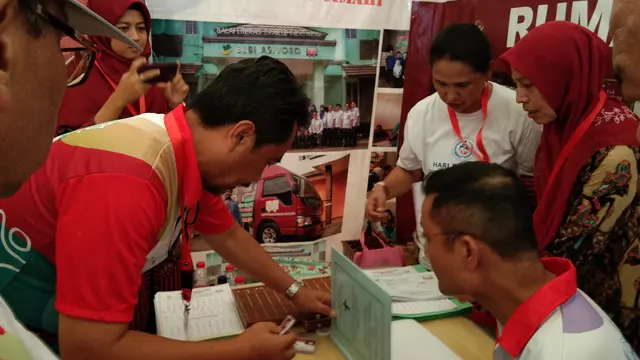 Menteri Sosial mengunjungi stand BLBI Abiyoso di puncak perayaan Hari Disabilitas Internasional 2019 (Liputan6.com/Giovani Dio Prasasti)