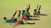 Pemain Timnas Indonesia U-19 saat latihan jelang laga persahabatan di Lapangan ABC Senayan, Jakarta, Kamis (22/3/2018). Indonesia akan berhadapan Timnas Jepang U-19. (Bola.com/Asprilla Dwi Adha)