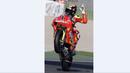 Juara dunia 250cc, Jorge Lorenzo, mengangkat roda depan motornya saat kualifikasi GP Valencia, (3/11/2007). (AFP Photo/Diego Tuson)