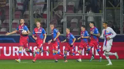 Pemain Viktoria Plzen, Tomas Chory (kiri) berselebrasi dengan rekan setimnya usai mencetak gol ke gawang Barcelona pada pertandingan lanjutan Grup C Liga Champions di Doosan Arena di Plzen, Republik Ceko, Rabu (2/11/2022). Tomas Chory mencetak dua gol di pertandingan ini, namun timnya kalah 4-2 dari Barcelona. (AP Photo/Petr David Josek)