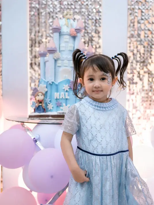 Senada dengan ayah dan kakak sambungnya, Khalisa Aghnia Bahira yang sedang berulang tahun juga memakai dress berwarna biru. [Foto: instagram/kartikaputriworld]