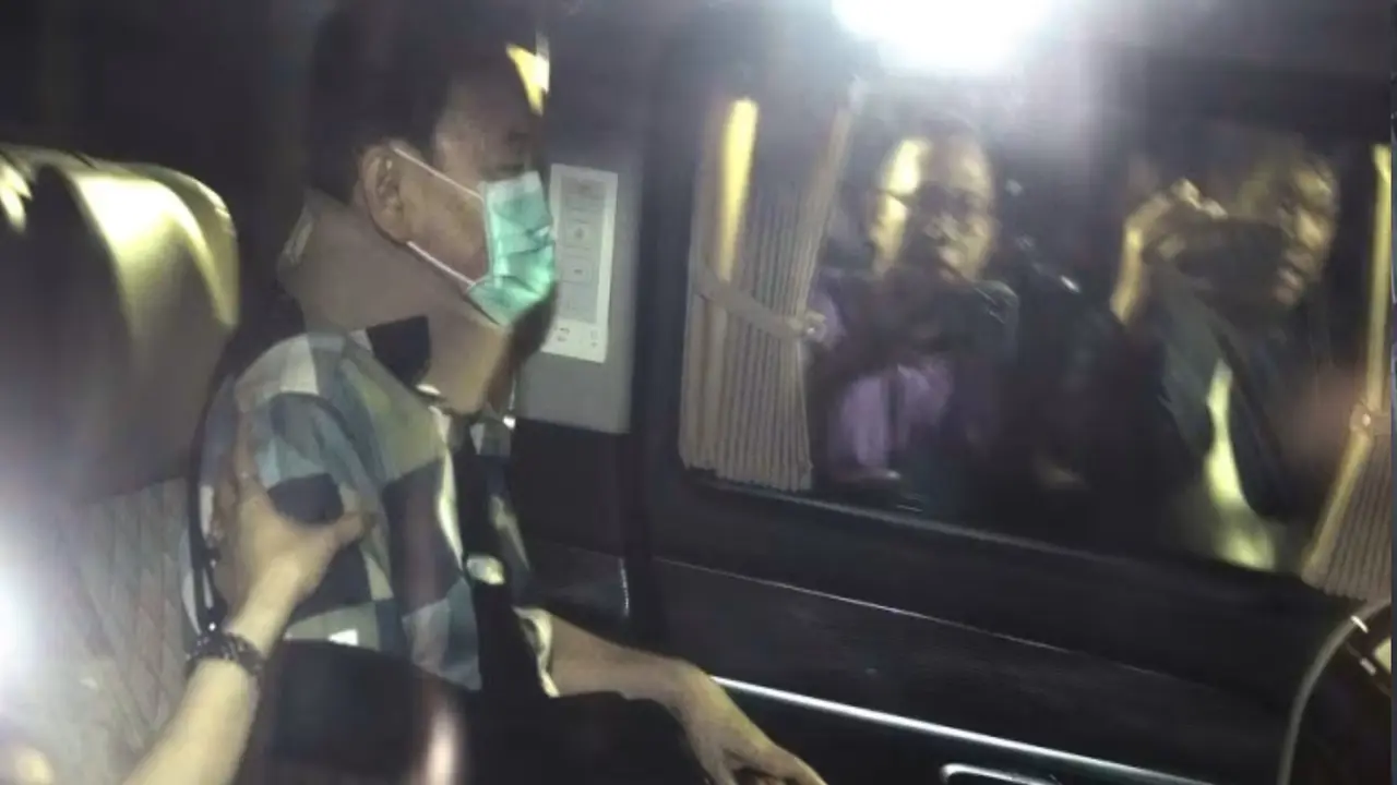 Mantan perdana menteri Thailand Thaksin Shinawatra duduk di dalam kendaraan setelah dibebaskan bersyarat 18 Februari 2024, di Bangkok, Thailand. (AP/Sakchai Lalit)