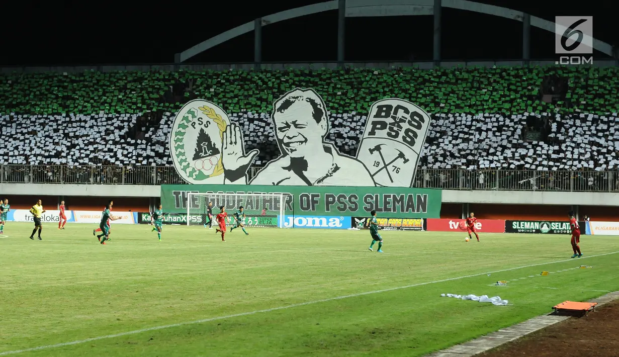 Suporter tim Elang Jawa membentangkan gambar tokoh PSS Sleman saat menyaksikan laga uji coba Timnas Indonesia u-19 melawan PSS Sleman di Stadion Maguwohardjo, Sleman, Sabtu (12/8). Laga berakhir imbang 2-2. (Liputan6.com/Helmi Fithriansyah)