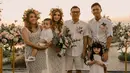 Saat merayakan ulang tahun pernikahan, keluarga ini tampil kompak dengan mengenakan busana warna putih yang dipadu dengan bunga-bunga. (Foto: instagram.com/ashanty_ash)