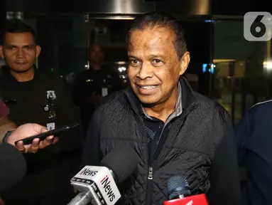 Pemilik agen perjalanan haji dan umroh, Maktour Travel, Fuad Hasan Masyhur, menjawab pertanyaan pewarta saat meninggalkan Gedung Merah Putih Komisi Pemberantasan Korupsi (KPK), Jakarta, Senin (26/1/2025). Ia diperiksa sebagai saksi kasus dugaan korupsi kuota haji tambahan tahun 2023-2024. (Liputan6.com/Helmi Fithriansyah)